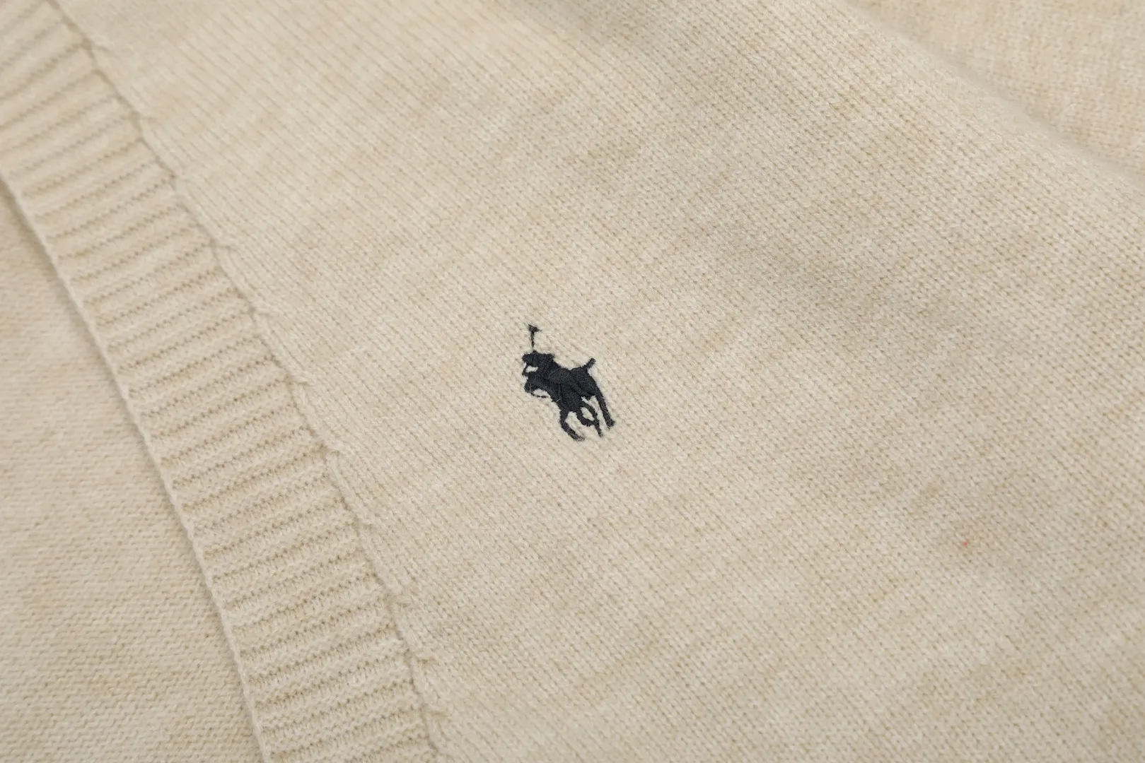 🅿️220 "Top quality" Style number: DS016# [Ralph Lauren V-neck solid color pony embroidered logo woolen knitted shawl cardigan] ✅Ralph Lauren Lazy‌oversize style basic classic versatile ten-color shawl cardigan ✅Main supplier platform live broadcast Wholesale entity Replenishment when out of stock No removal from shelves ✅ZP quality 1:1 version Scan the code to enter the GF website Counter quality ✅Details and quality are the only one in Guangzhou. Light luxury wool. Focus on high-end. Cost-effective. Good quality. Needless to say. ✅Restore the original version. Can wear 190 pounds. Loose, comfortable and stress-free. ✅Loose upper body, oversize and lazy style. Must-have style for goddess ootd. ✅Good-looking clothes are never picky. Recommended for goddess wardrobe. Taro Purple, Light Khaki, Chinese Red, Anchor Red
